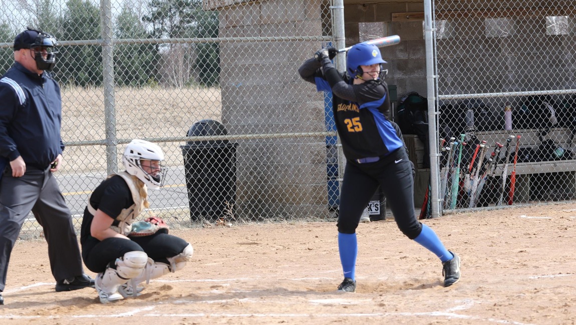 Softball Narrowly Falls to Ridgewater